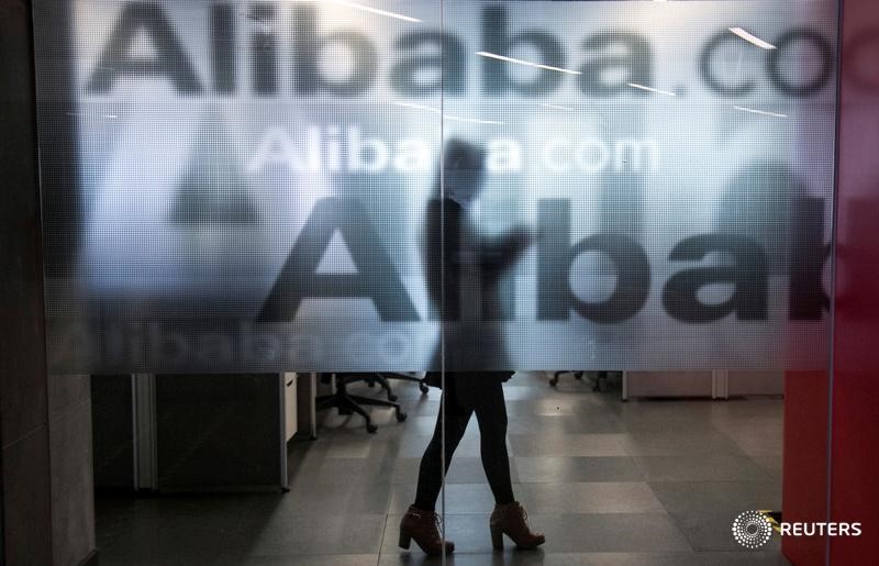 © Reuters. Funcionária da Alibaba na sede da empresa em Hangzhou, China