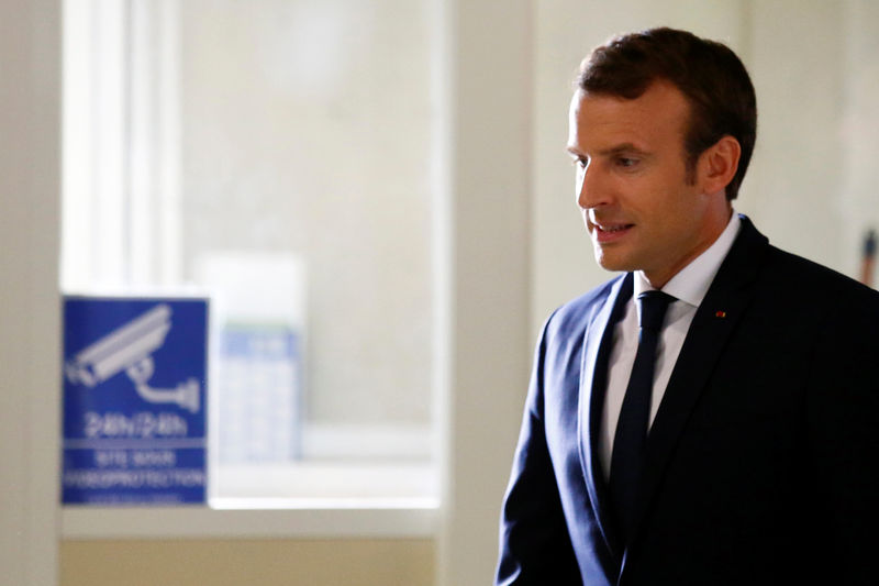 © Reuters. French President Emmanuel Macron arrives to attend a meeting at the Rungis international food market in Rungis