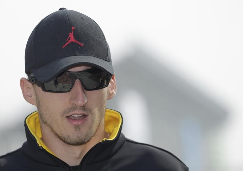 © Reuters. FILE PHOTO: Robert Kubica of Poland arrives at the Korea International Circuit in Yeongam