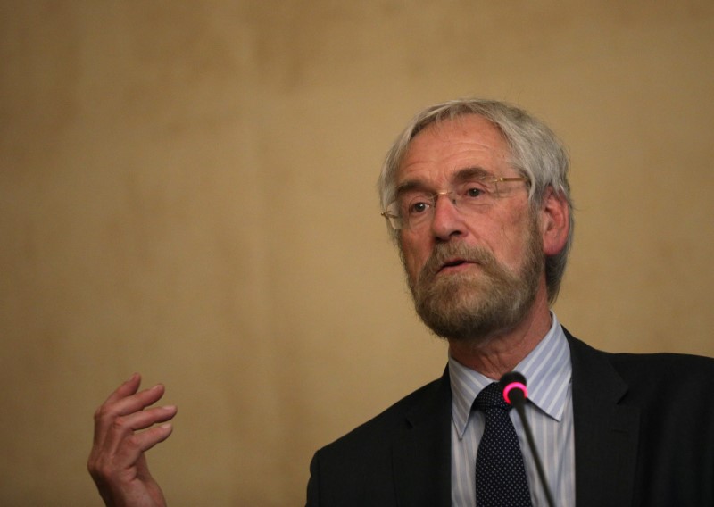 © Reuters. FILE PHOTO: ECB executive board member Praet speaks during conference in Sofia