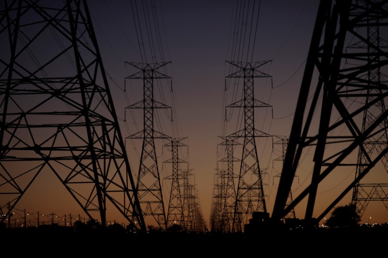 © Reuters. Torres de transmissão de energia elétrica em Brasília