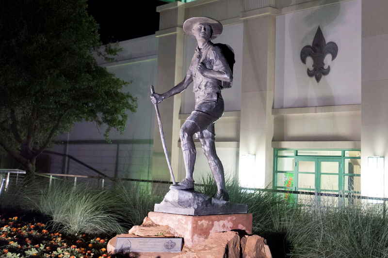 © Reuters. FILE PHOTO - Boy Scouts statue titled Trail to Manhood outside the National Scouting Museum in Irving