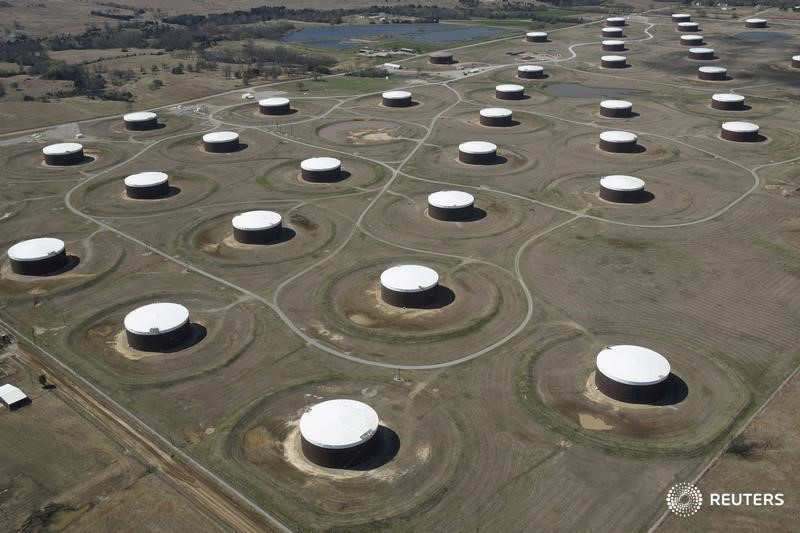 © Reuters. FILE PHOTO: Crude oil storage tanks are seen from above at the Cushing oil hub in Cushing