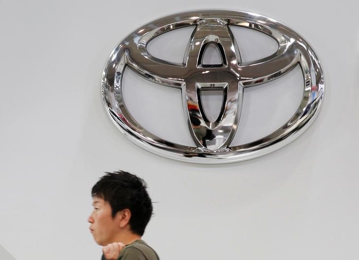 © Reuters. A man walks past a Toyota Motor Corp logo at the company's showroom in Tokyo