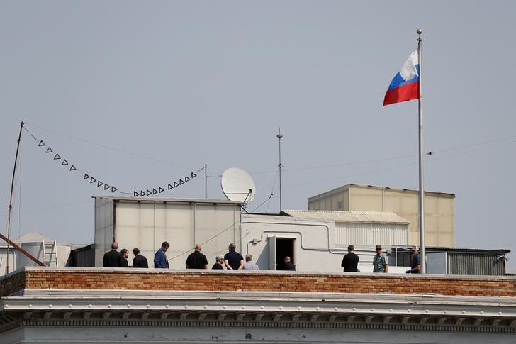 © Reuters. روسيا تقدم احتجاجا على "سرقة" أعلام قنصليتها في سان فرانسيسكو