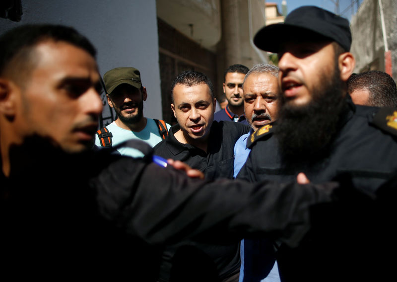 © Reuters. A member of Fatah movement is escorted by members of Palestinian security forces loyal to Hamas upon his release from a Hamas-run jail as part of reconciliation efforts, in Gaza City