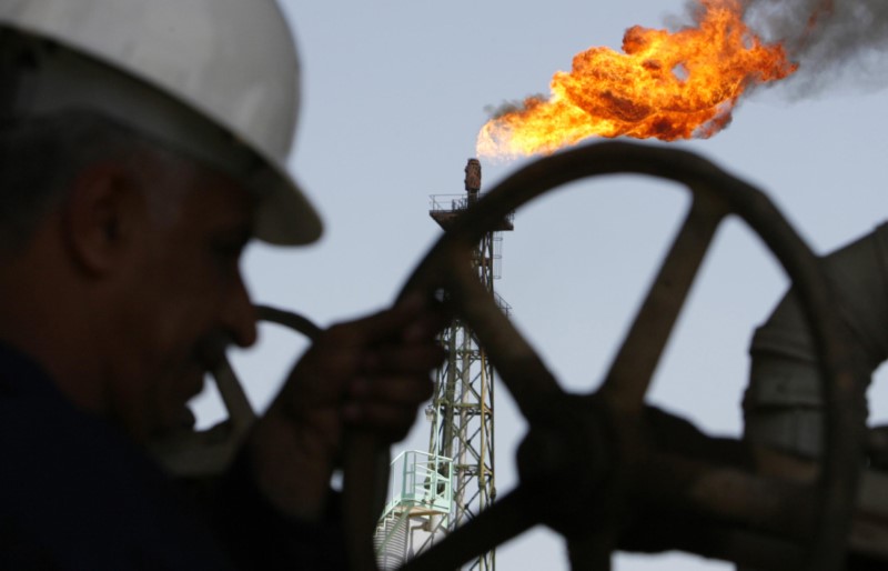 © Reuters. Iraqi worker opens a pipe at Sheaiba oil refinery in Basra