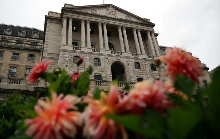 © Reuters. FILE PHOTO - The Bank of England is seen in the City of London
