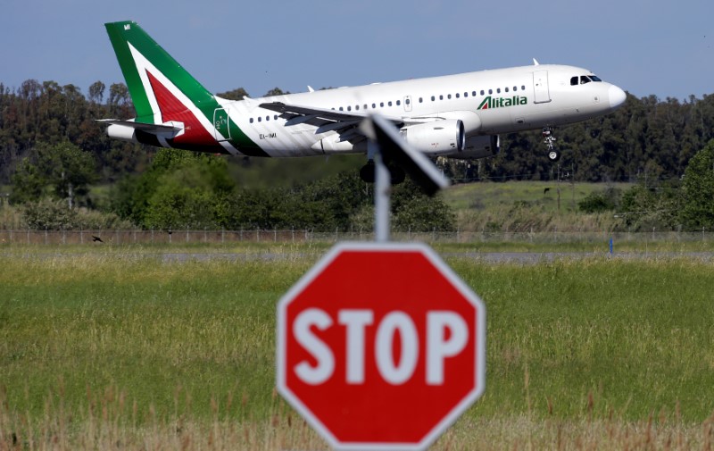 © Reuters. An airplane of Alitalia approaches to land at Fiumicino international airport in Rome