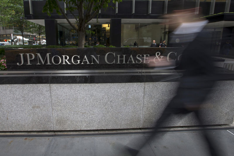 © Reuters. FILE PHOTO: People pass the JP Morgan Chase & Co. Corporate headquarters in the Manhattan borough of New York