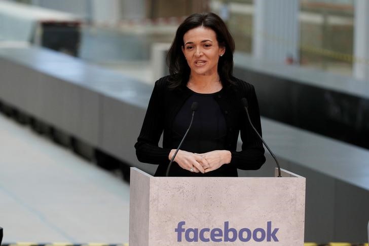 © Reuters. Sheryl Sandberg, Chief Operating Officer of Facebook, delivers a speech during a visit in Paris