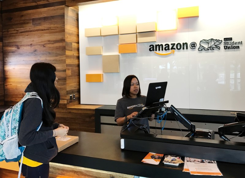 © Reuters. FILE PHOTO: An Amazon pickup location is seen at the University of California in Berkeley