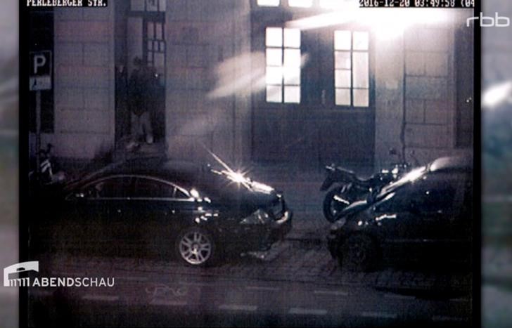 © Reuters. Still image taken from a surveillance camera made available on the RBB Abendschau website shows Anis Amri leaving a Berlin mosque