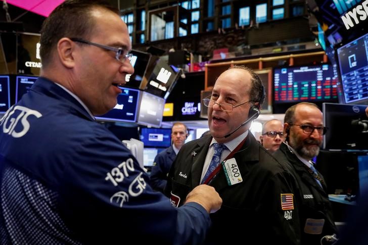 © Reuters. WALL STREET DÉBUTE EN BAISSE