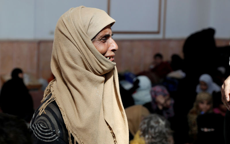 © Reuters. A woman who was among those who escaped from the Islamic State militants cries at a mosque in Raqqa