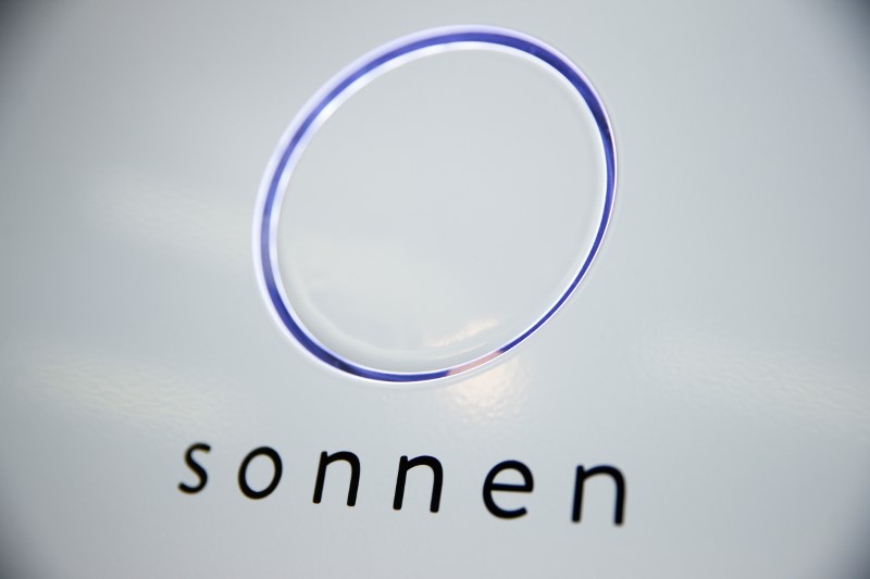 © Reuters. A lithium battery unit of the startup "sonnen", formerly known as Sonnenbatterie, is seen in Berlin