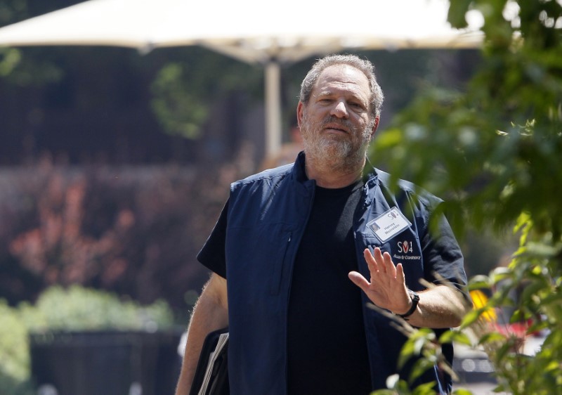 © Reuters. Hollywood film producer Weinstein gestures during the Allen and Co. media conference in Sun Valley