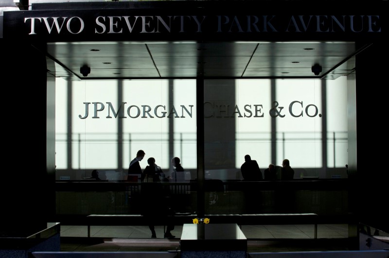 © Reuters. FILE PHOTO: People walk inside JP Morgan headquarters in New York