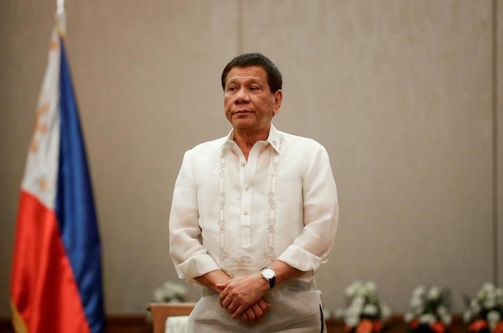 © Reuters. Philippines 'President Rodrigo Duterte stands at attention during a courtesy call with the Association of Southeast Asian Nations (ASEAN) Economic Ministers in Manila