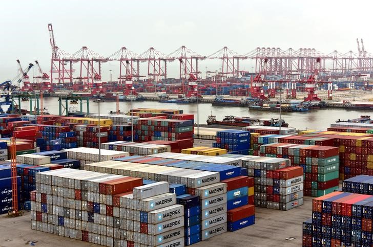 © Reuters. Shipping containers are seen at Nansha terminal of Guangzhou port, in Guangdong