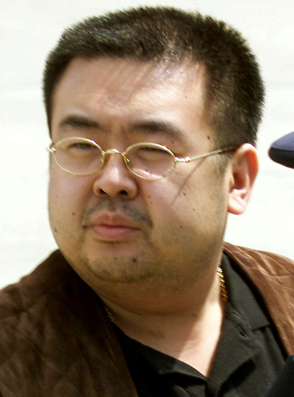 © Reuters. FILE PHOTO: North Korean heir-apparent Kim Jong Nam takes a look around as he boards a plane upon his deportation from Japan at Tokyo's Narita international airport