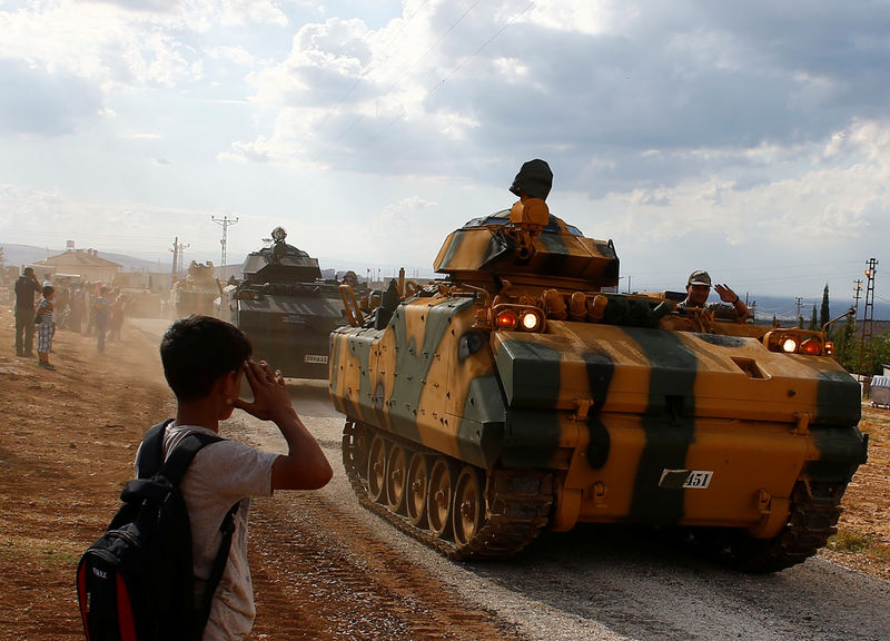 © Reuters. الجيش التركي: بدأنا نشر نقاط مراقبة في إدلب بسوريا