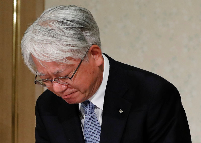 © Reuters. Kobe Steel President and CEO Hiroya Kawasaki bows during a news conference in Tokyo