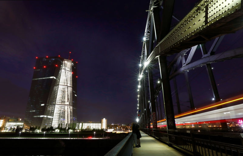 © Reuters. The skyline with its characteristic banking towers is reflected in river Main in Frankfurt