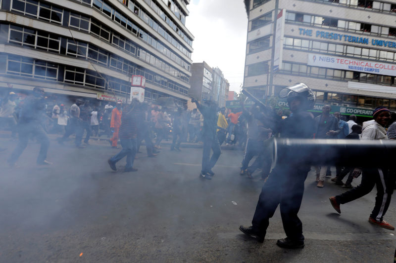 © Reuters. شرطة كينيا تستخدم الغاز المسيل للدموع لتفريق متظاهرين في ثلاث مدن