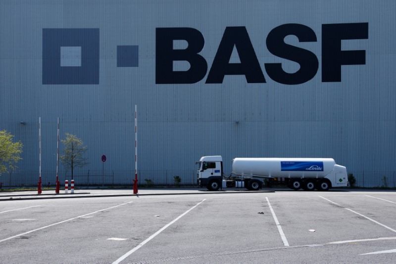 © Reuters. BASF comprará negocios de semillas y herbicidas de Bayer por 5.900 mlns eur