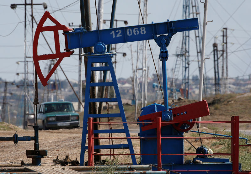 © Reuters. Штанговый насос качает нефть на месторождении недалеко от Баку, Азербайджан
