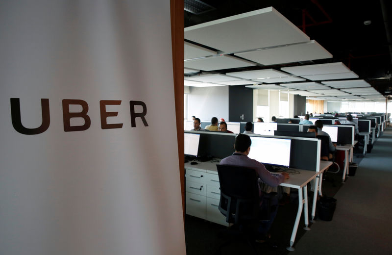 © Reuters. Empregados trabalham para Uber no Cairo