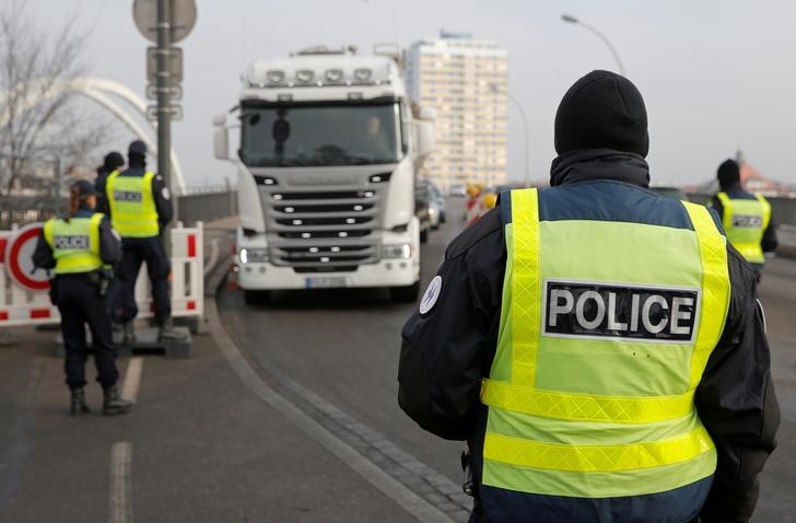 © Reuters. French and German police conduct a control at the French-German border at the Le Pont de l'Europe in Strasbourg, to check vehicles and verify the identity of travellers