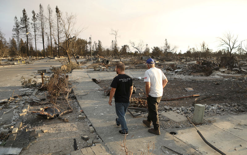 © Reuters. Residentes caminham em bairro destruído por incêndios em Santa Rosa, Califórnia