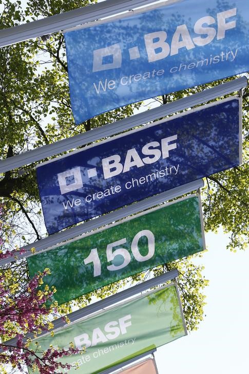 © Reuters. Bandeiras da empresa química alemã BASF do lado de fora da sede em Ludwigshafen