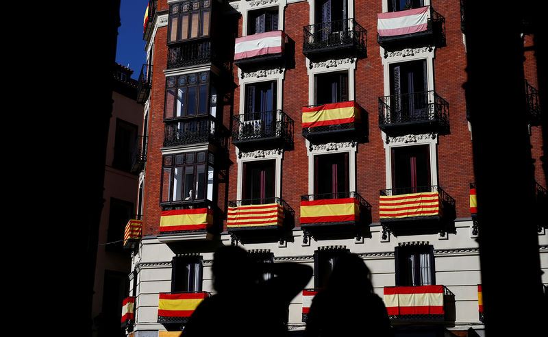 © Reuters. Bandeiras espanhola e catalã são penduradas nas varandas de um edifício em Madri