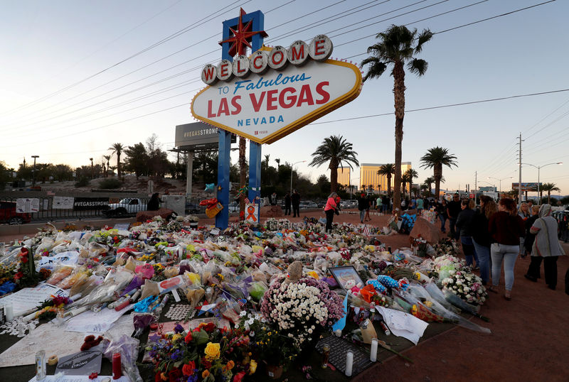 © Reuters. Homenagens a vítimas de massacre em Las Vegas