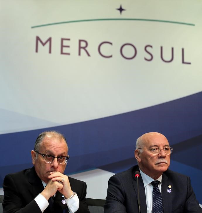 © Reuters. Chanceleres da Argentina, Jorge Faurie, e do Paraguai, Eladio Loizaga, durante encontro do Mercosul em São Paulo