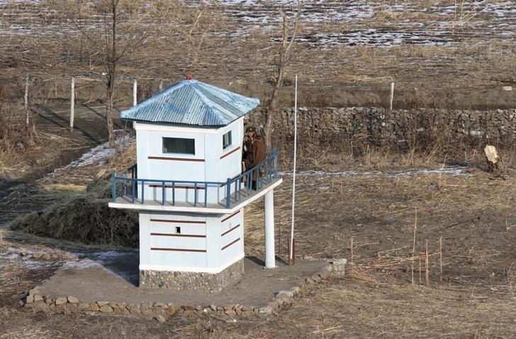 © Reuters. Torre de segurança no distrito norte-coreano de Namyang