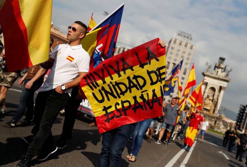 © Reuters. Barcellona, manifestazione degli unionisti contro l'indipendenza catalana