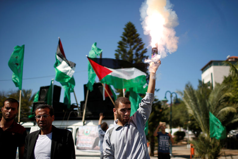 © Reuters. Homem solta fogos de artifício durante comemoração pelo acordo entre Hamas e Fatah, em Gaza