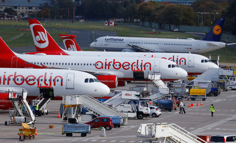 © Reuters. A Lufthansa airliner taxis next to the Air Berlin aircrafts at Tegel airport in Berlin