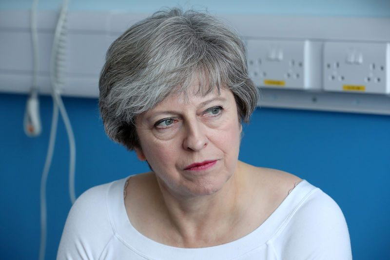 © Reuters. Britain's Prime Minister Theresa May speaks to patients during a round table discussion as they visit the Renal Transplant Unit at the Royal Liverpool University Hospital, Liverpool