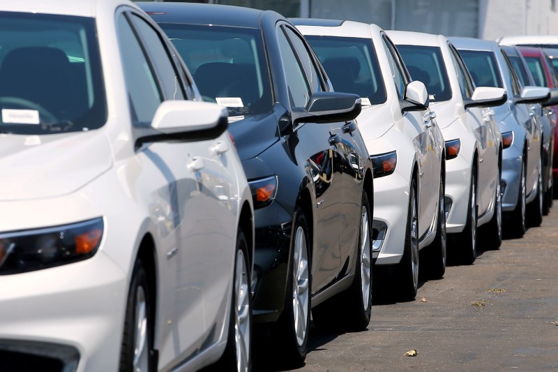 © Reuters. FILE PHOTO: New cars are shown for sale at a Chevrolet dealership in National City, California