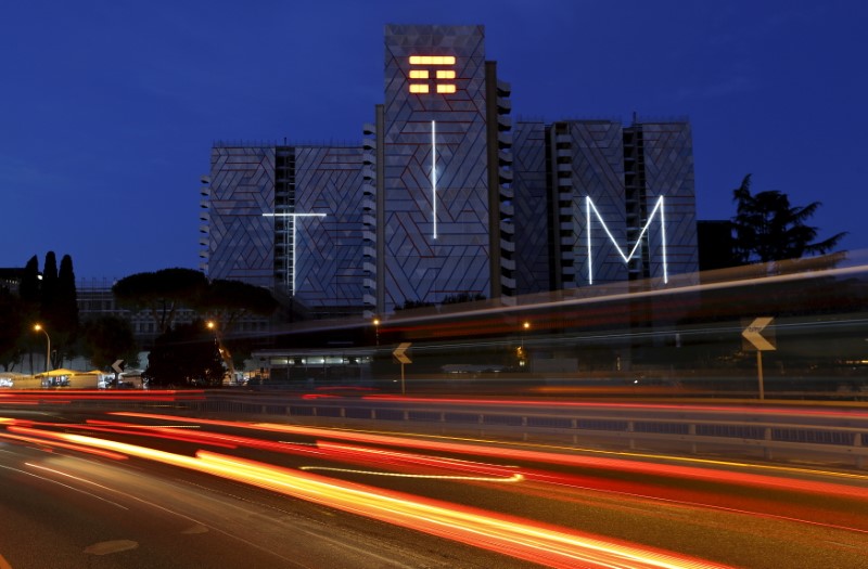 © Reuters. File photo of Telecom Italia's new logo for the TIM brand seen on a building in Rome