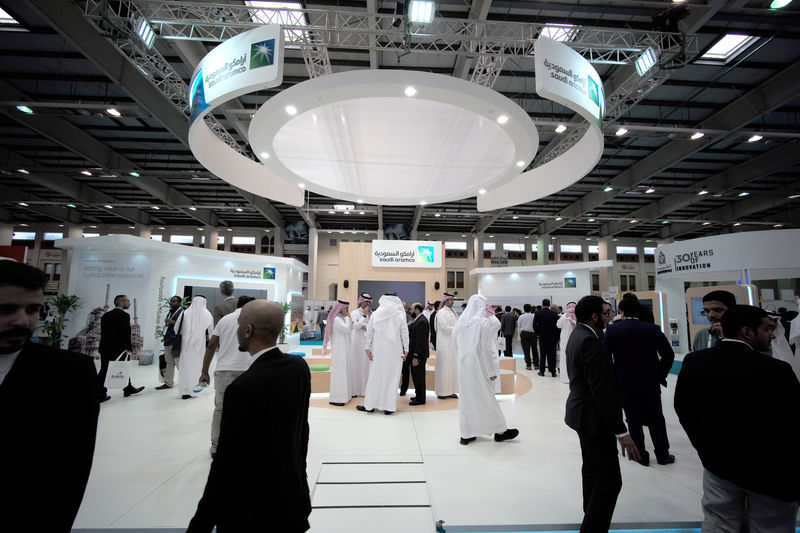 © Reuters. Visitors are seen at the Saudi Aramco stand at the Middle East Process Engineering Conference & Exhibition in Manama