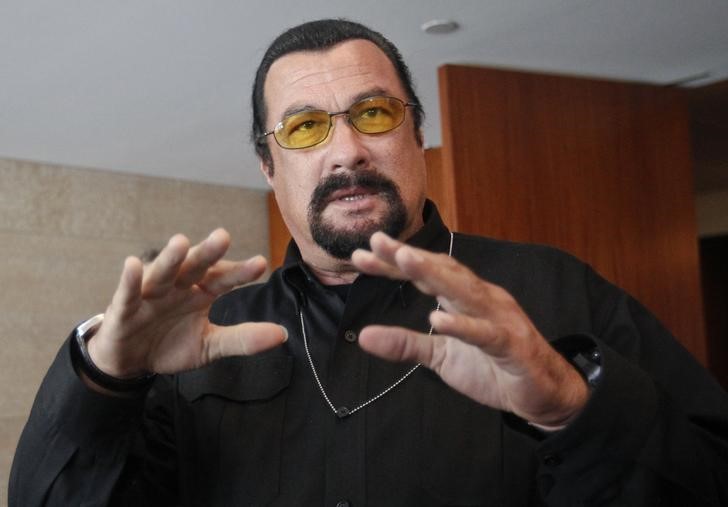 © Reuters. Steven Seagal concede entrevista em Moscou