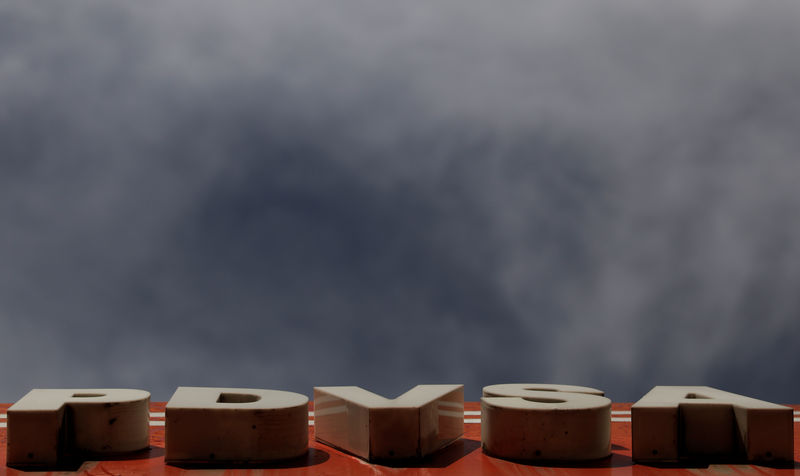 © Reuters. The corporate logo of the state oil company PDVSA is pictured at a gas station in Caracas