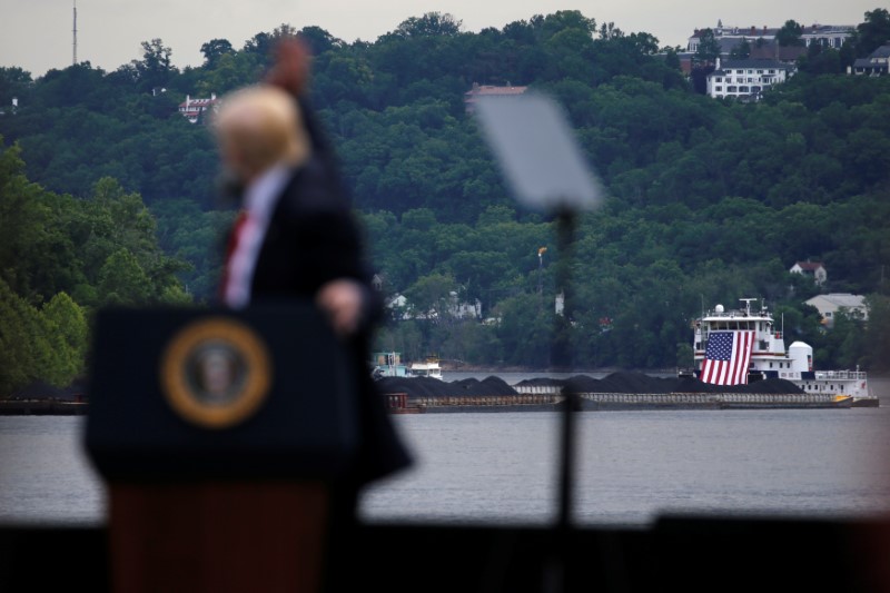 © Reuters. Trump turns to wave at a coal barge on the Ohio River as he delivers remarks in Cincinnati