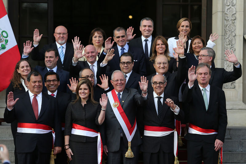 © Reuters. Peru's President Pedro Pablo Kuczynski (C) poses with newly sworn-in ministers after a ceremony at the government palace in Lima